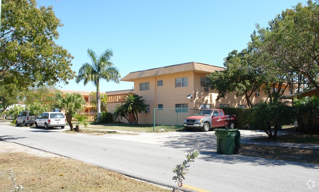 Colony Club Apartments - Luz Gardens