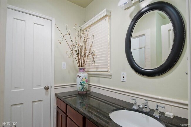 Building Photo - 3 br, 3 bath House - 4955 Odessa Ave