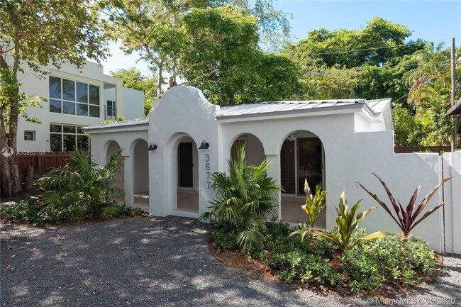 Foto del edificio - 3677 Poinciana Ave