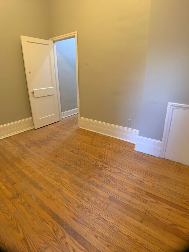 Building Photo - 405 S 40th St