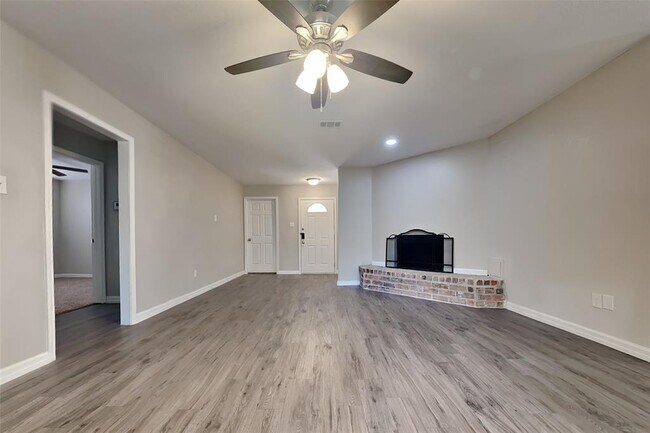 Foto del edificio - 3007 Birch Creek Dr