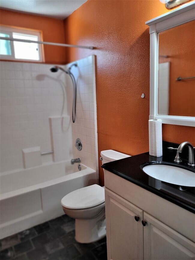 Foto del edificio - Great Encanto Location - three bedroom, th...