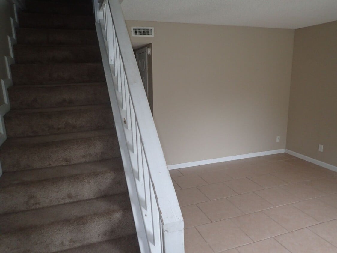 Building Photo - Nice Townhome Located in Adel