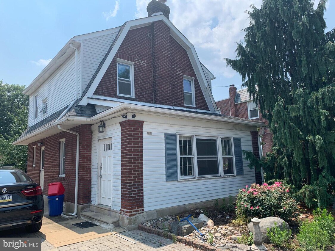 Building Photo - 822 Rhawn St