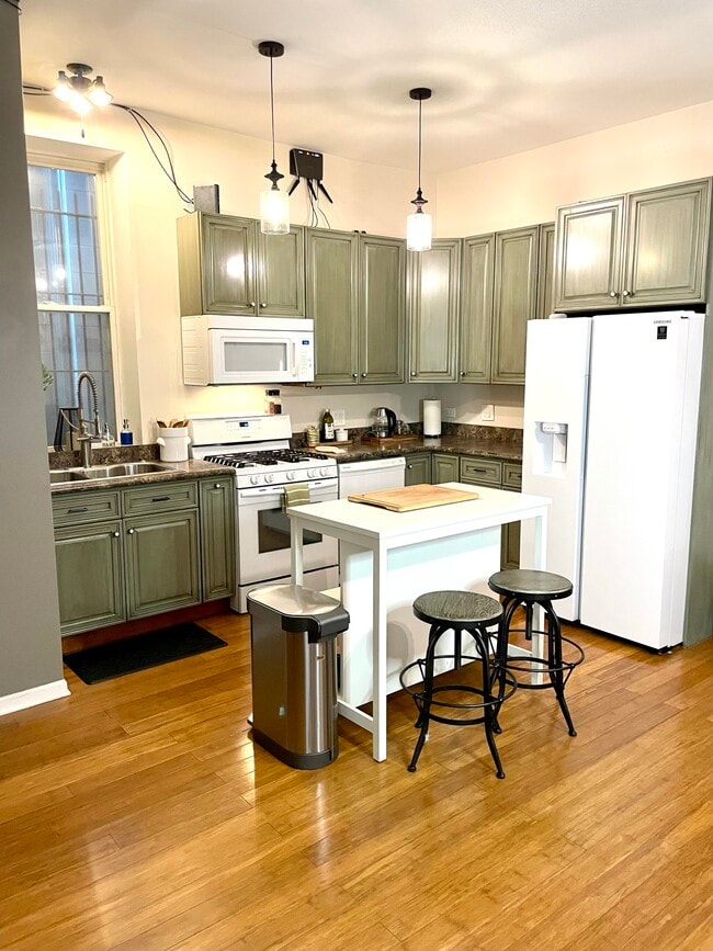 Kitchen - 2251 W North Ave
