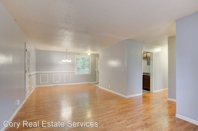 Building Photo - 3 br, 1 bath House - 103 King Cole Drive