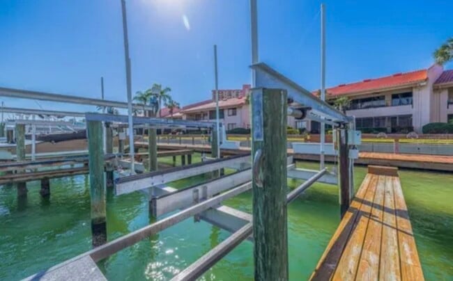 Foto del edificio - 4790 Brittany Dr S