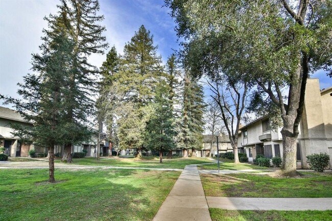 Building Photo - 4757 N Woodrow Ave