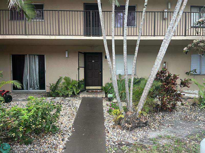 Foto principal - 2214 S Cypress Bend Dr