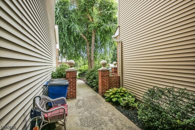 Building Photo - 10 Conklin Ct