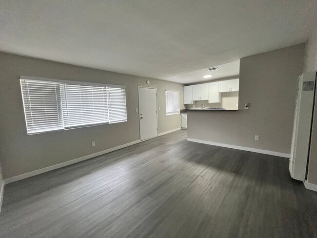 Building Photo - SPACIOUS 2 BEDROOM 1 BATH UPSTAIRS