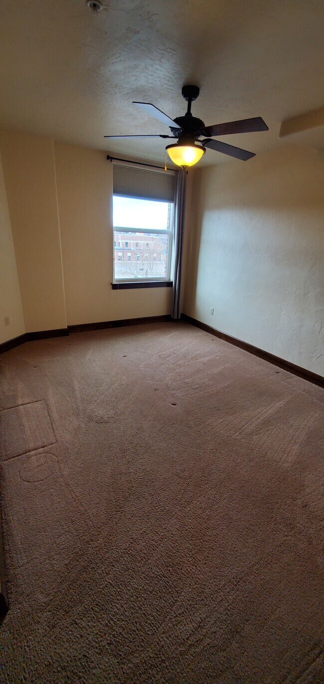 dormitorio 2 con vestidor y baño/ducha - 503 1st Ave N