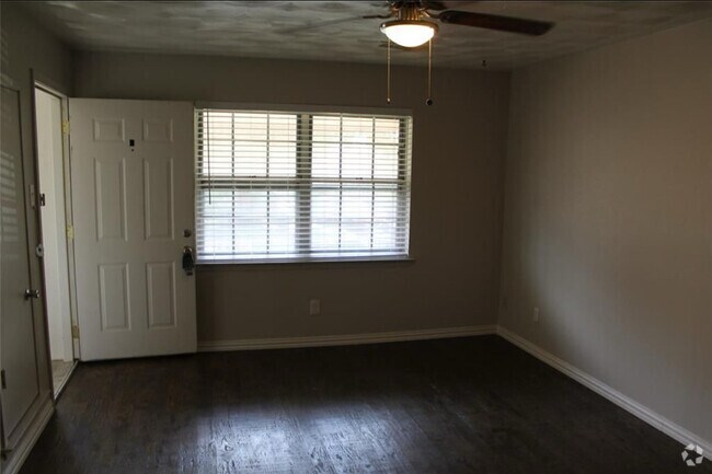 Building Photo - 2101 Oakhurst Dr