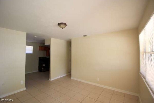 Building Photo - 3 br, 2 bath House - 2701 NW 11th Pl
