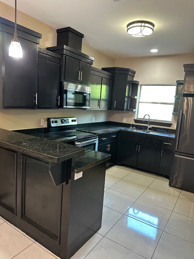 Foto del edificio - 537 Wild Rose Ln