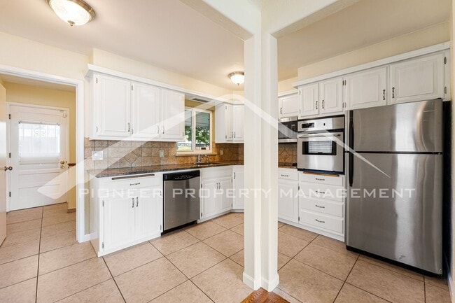 Building Photo - Charming single family home with fully fen...