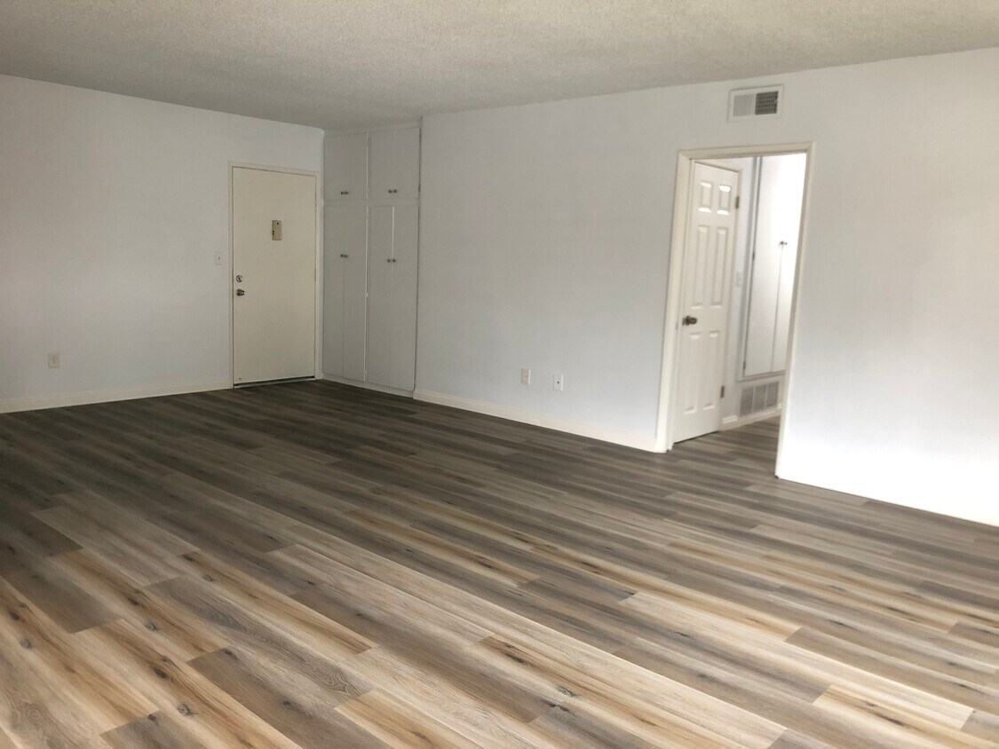 Foto principal - 514 S Barranca Ave