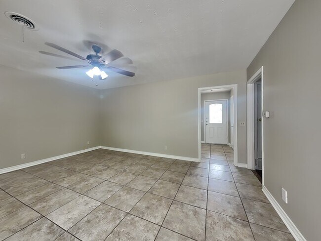 Foto del edificio - 5705 Trailwood Dr