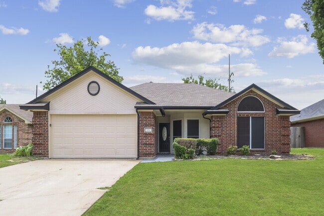 Building Photo - 504 NE Park Meadow Ln