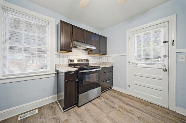 Foto del edificio - Updated 2-bedroom 1 bath with fenced in yard-PETS allowed-Norfolk