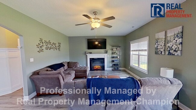 Foto del edificio - Gorgeous 4 BD/3.5 BA Executive Home w/Spacious Fenced Yard