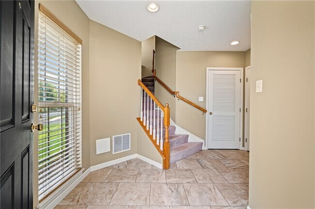 Building Photo - 208 Village Pl