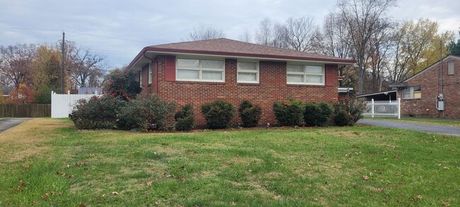 Building Photo - 3 bedroom/2 bath One Level Home w/fenced b...