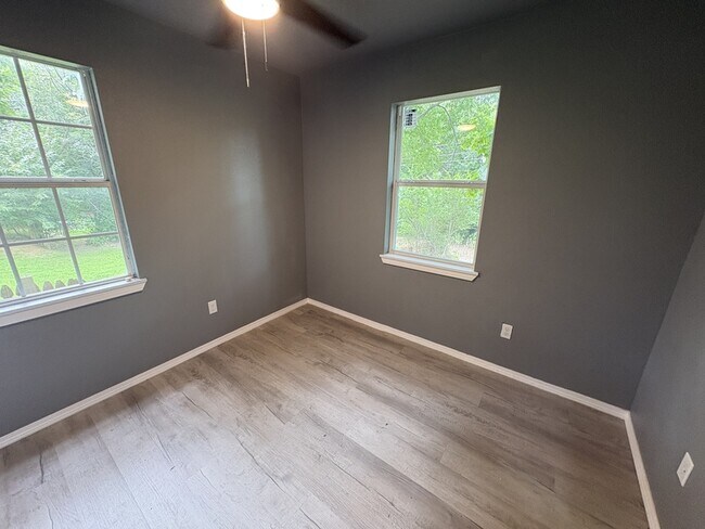 Building Photo - 5724 N Frankfort Ave