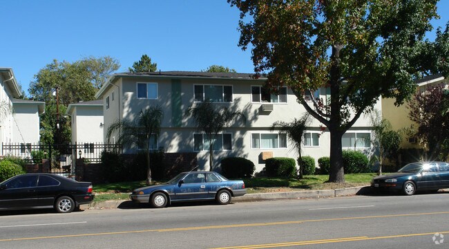 Building Photo - 4838 Hazeltine Ave