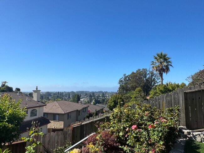 Foto del edificio - Ocean view home on the hill in Santa Cruz!
