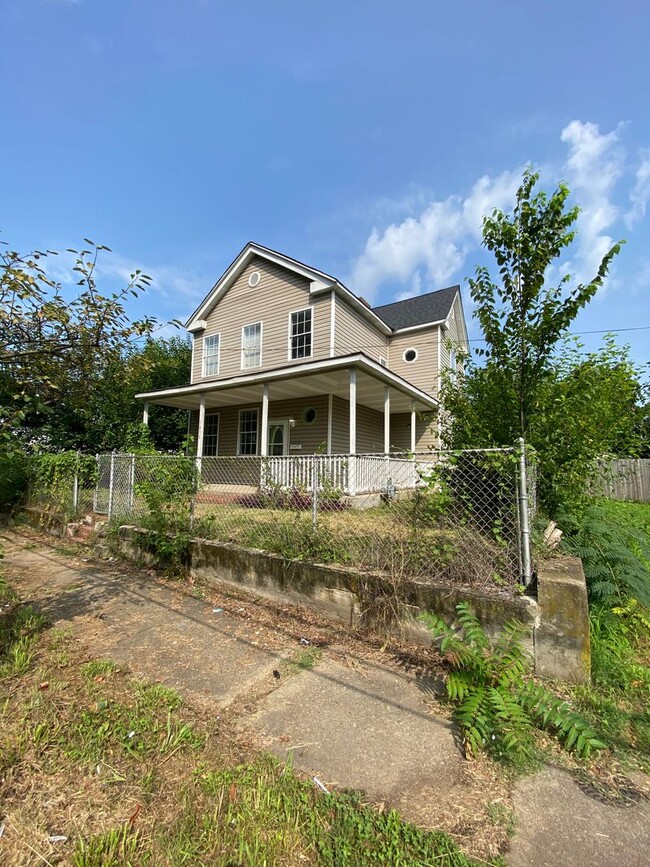 Building Photo - 4 bedrooms, 2 bathrooms home available in ...
