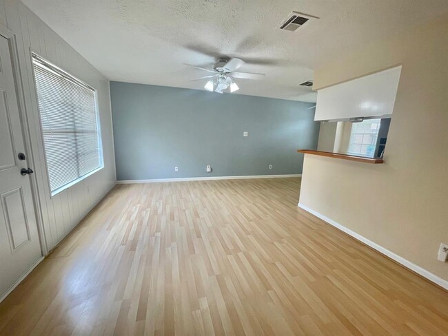 Building Photo - 5039 Parkland St