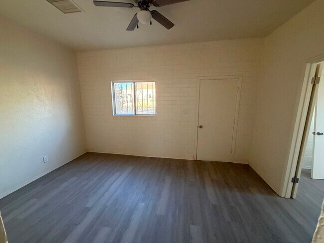 Foto del edificio - 861 E 7th St