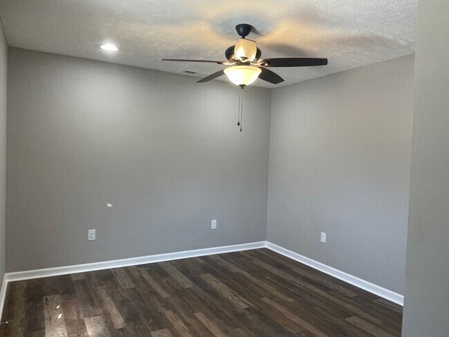 Foto del edificio - $500 OFF 1st FULL MONTHS RENT!..Townhome Minutes from Tims Ford Lake!