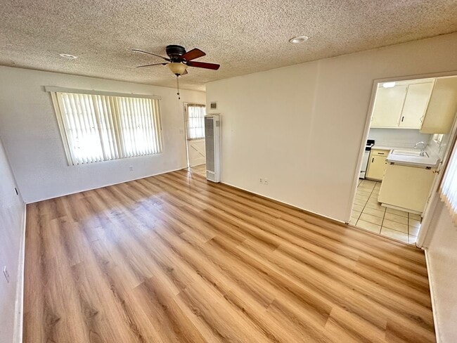 Foto del edificio - Beautiful House 3RB/1BA Single Family Home with 2 Car Garage & Large Fenced Backyard.