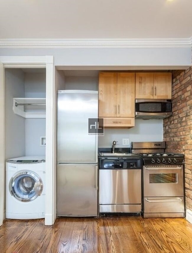 Building Photo - E 5TH ST.