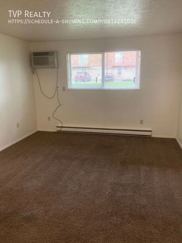 Primary Photo - 1444 W River Rd N