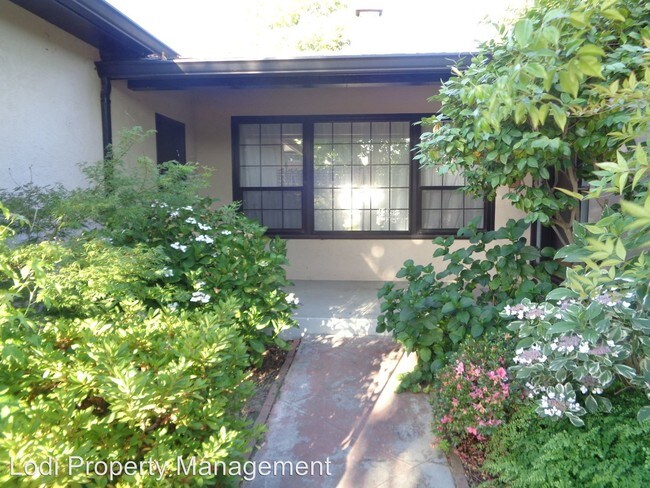 Building Photo - 118 N Avena Ave