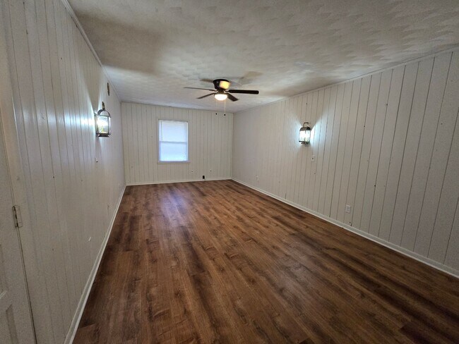 Foto del edificio - Charming 3-Bedroom Home with Spacious Yard and Modern Updates