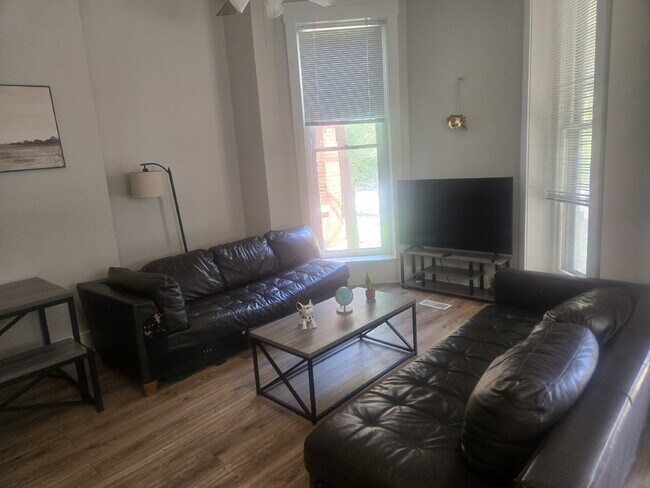 Foto del edificio - "2-Bed Apartment on South Brook St, Louisville!"