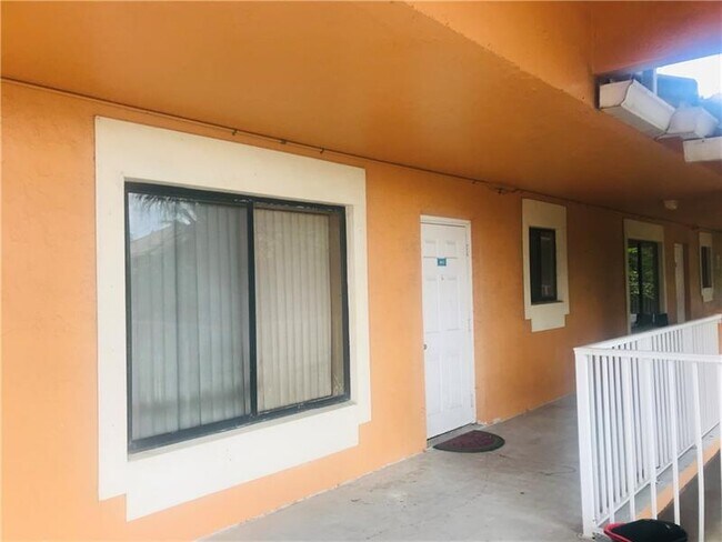 Building Photo - 6900 SW 39th St