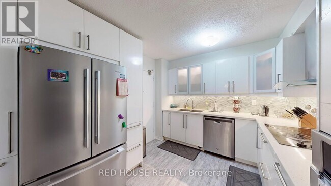 Building Photo - 50-450 Mississauga Vly Blvd
