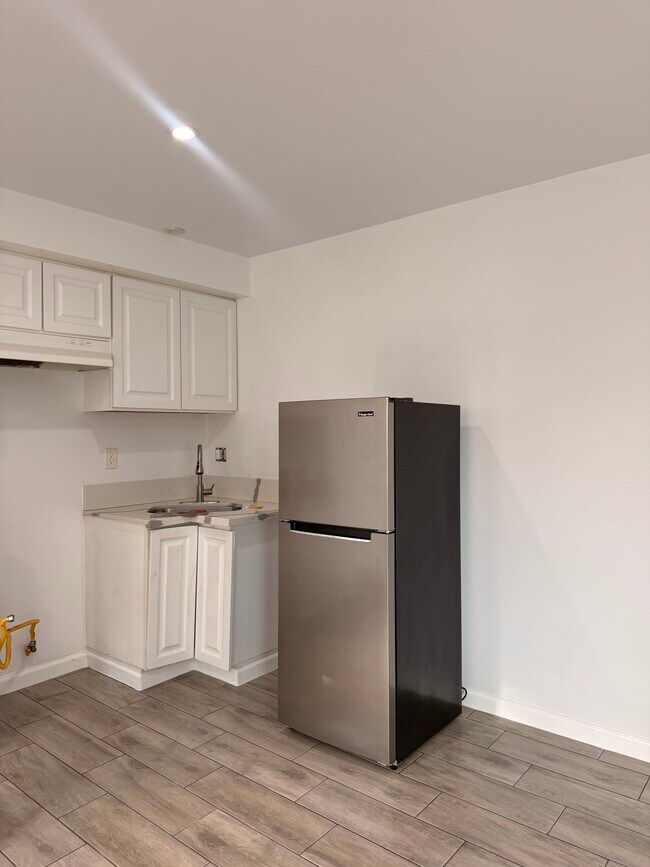 Kitchen - 14643 Chatsworth St