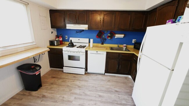 Building Photo - Clementon 2 BR, 1.5 BA Furnished Townhouse...