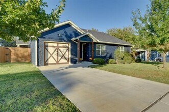 Building Photo - 520 W Bluff St