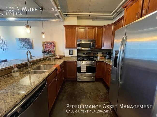 Building Photo - Gorgeous 1BED+DEN/1BATH Third Ward Condo