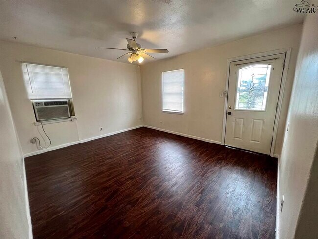 Foto del edificio - 1421 Harris Ln