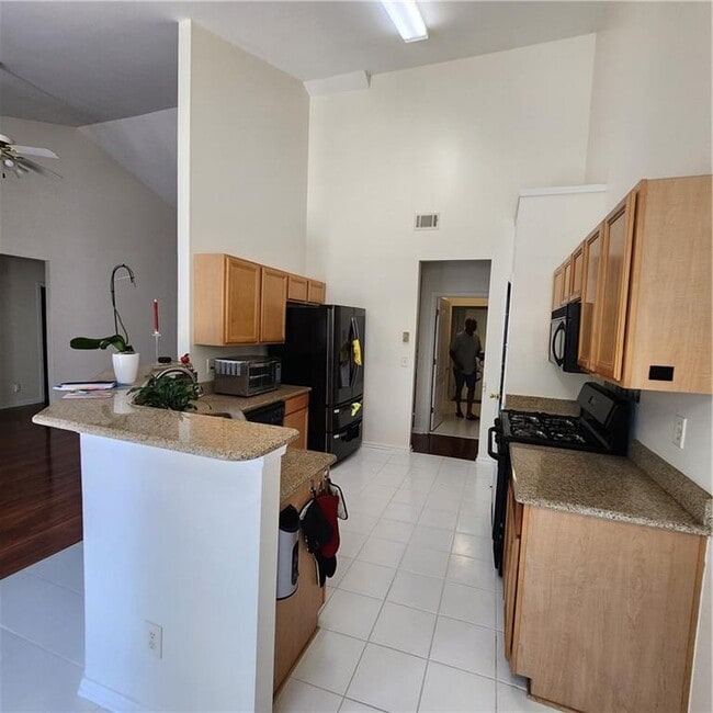 Building Photo - 1202 St James Pl