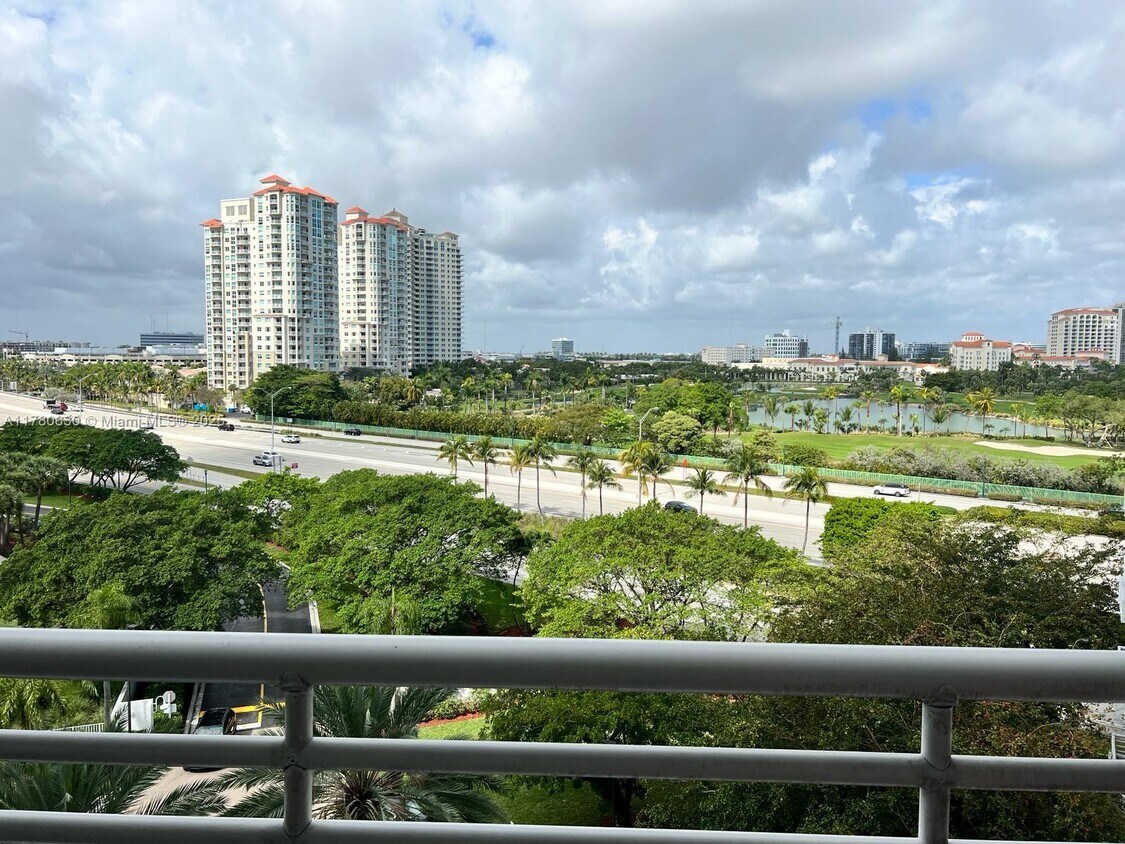 Foto principal - 3300 NE 192 St