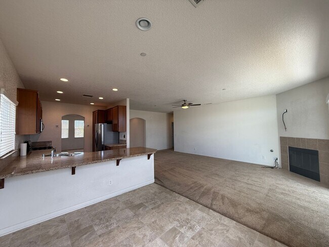 Foto del edificio - Palmdale 4 Bedroom + 2 Bath